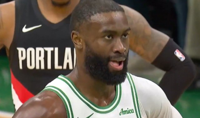 世界杯手机观看平台安装-凯尔特人掀翻开拓者！杨瀚森坐冷板凳：全明星新秀给吕佩尔递毛巾